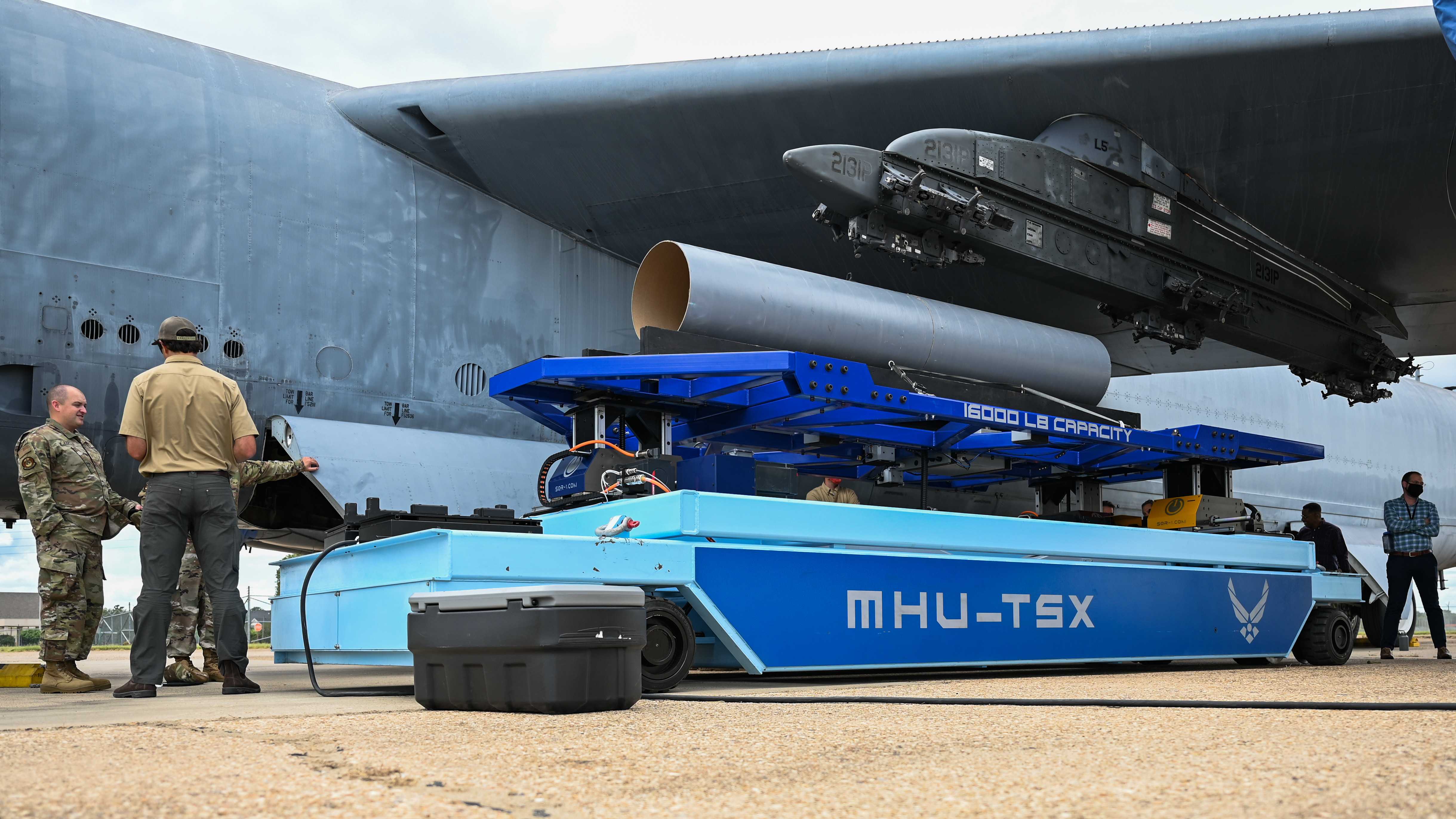 Роботам MHU-TSX поручат подвеску гиперзвуковых ракет на бомбардировщики