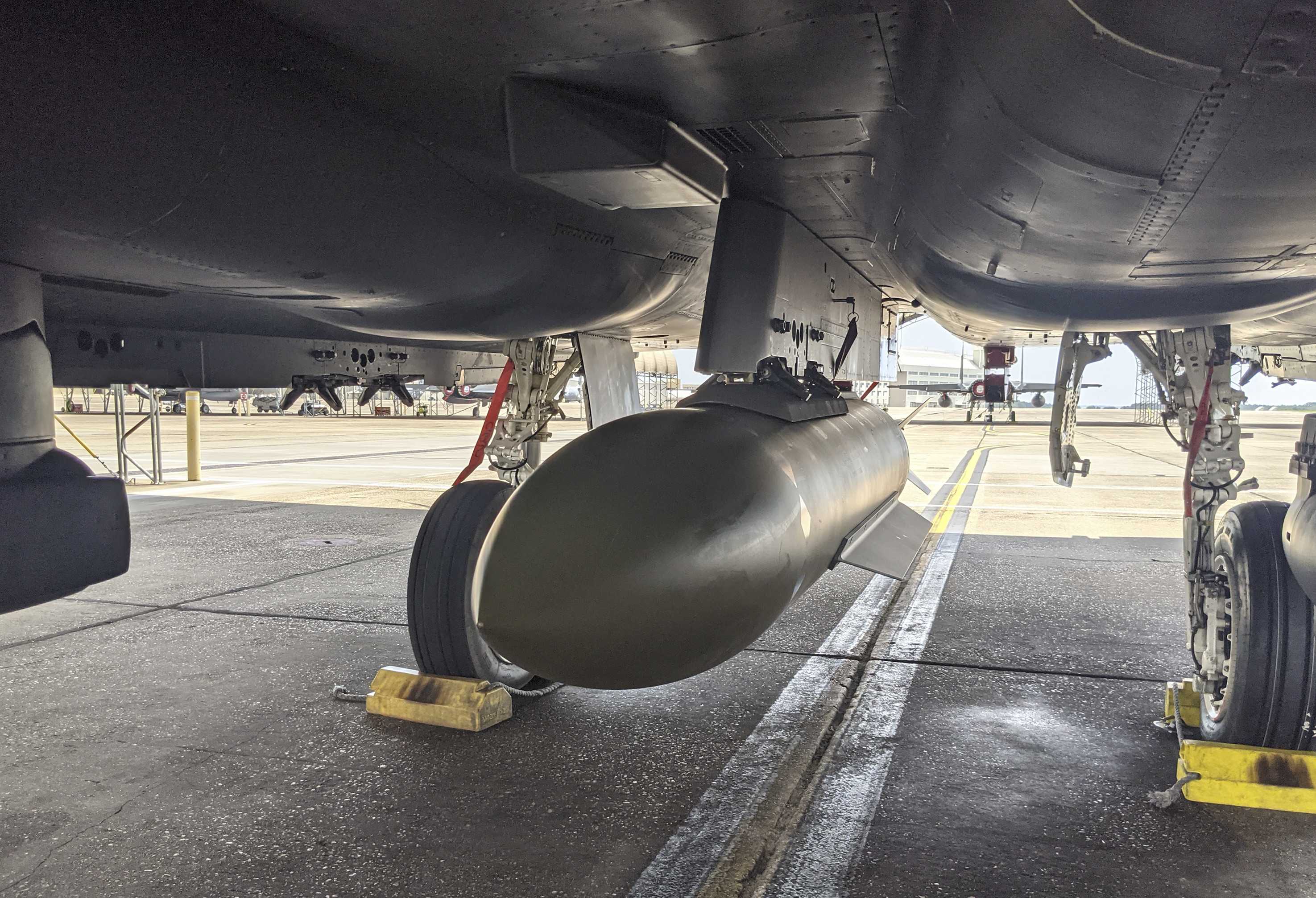 Американцы сбросили бетонобойную бомбу GBU-72 массой 2,3 тонны