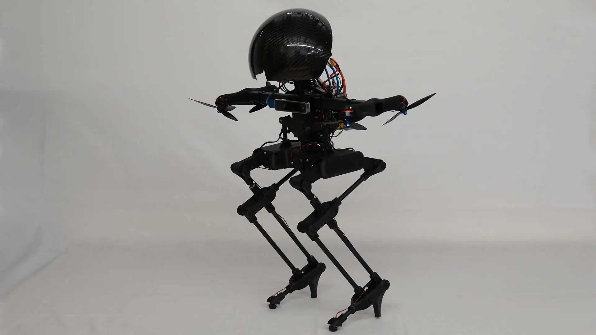 Двуногий робот «Леонардо» способен ходить и летать