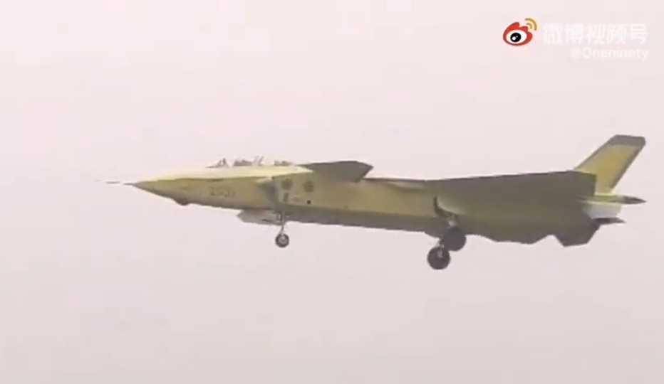 В Сеть выложили видео полета первого в мире двухместного истребителя пятого поколения Chengdu J-20B