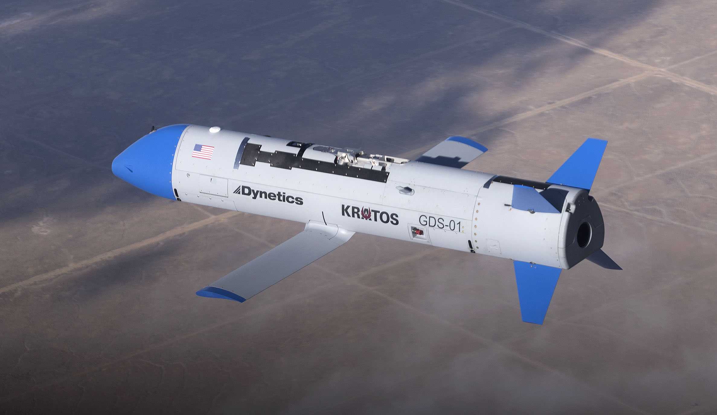 Американский «летающий авианосец» впервые поймал беспилотный аппарат X-61 в воздухе