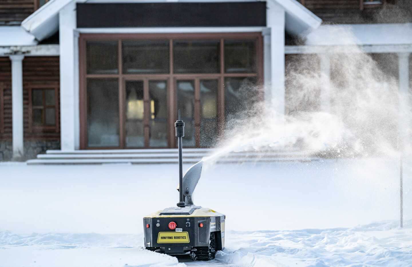 Snowbot S1 - робот для уборки снега на больших территориях