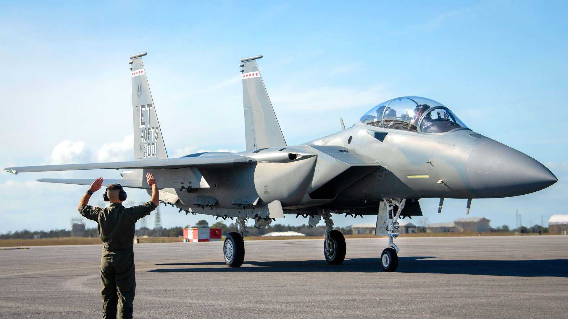 Истребитель F-15EX впервые запустил ракету AIM-120 AMRAAM
