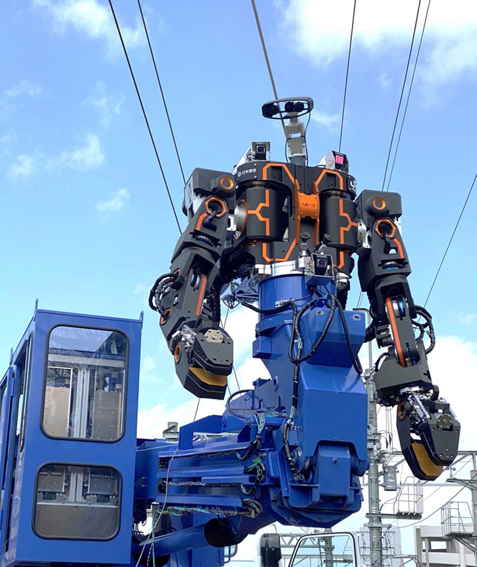 В Японии создали железнодорожного строительного робота, похожего на трансформера
