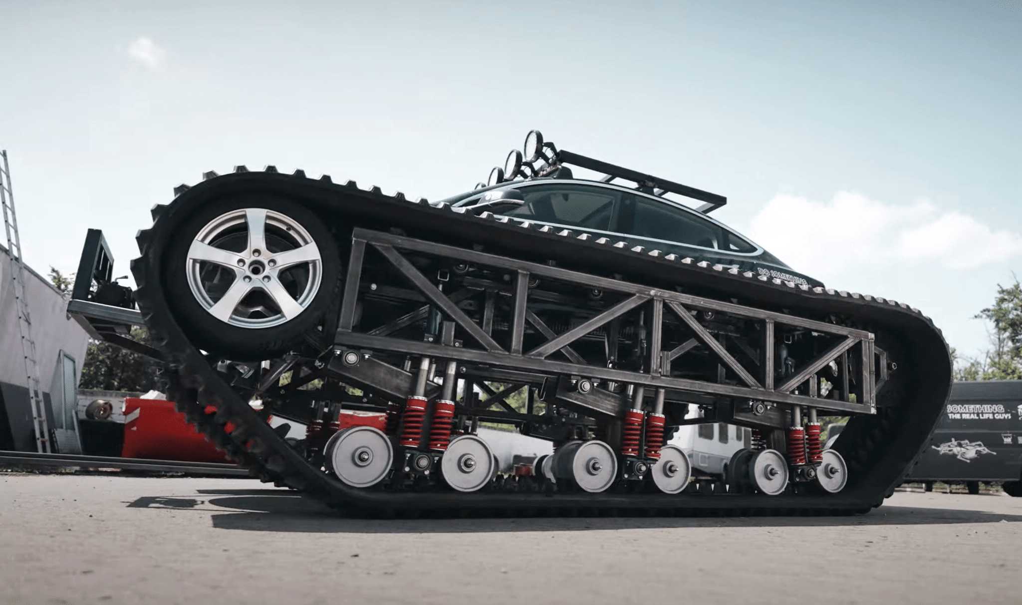 Tesla Model 3 стала 6-тонным электрическим танком с гигантскими гусеницами
