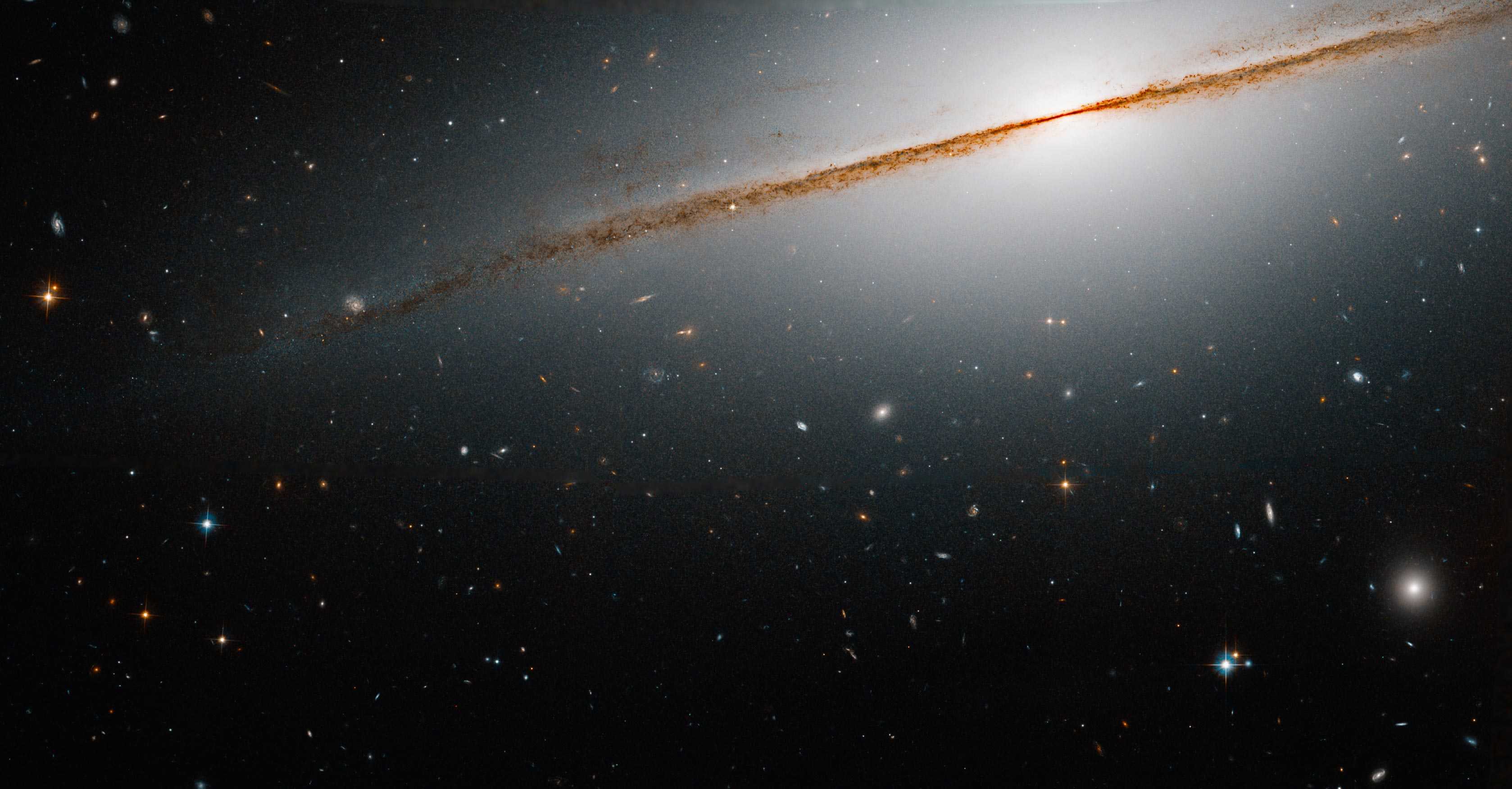«Хаббл» сфотографировал галактику Маленькое Сомбреро