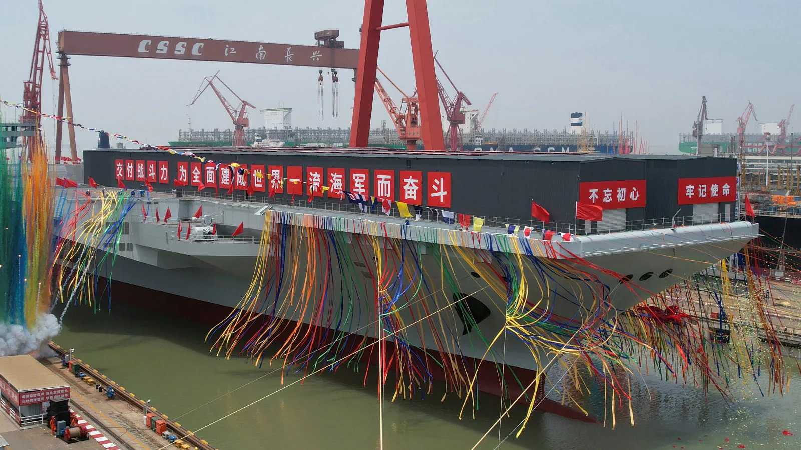 Новейший авианосец «Фуцзянь» Китая покинул сухой док