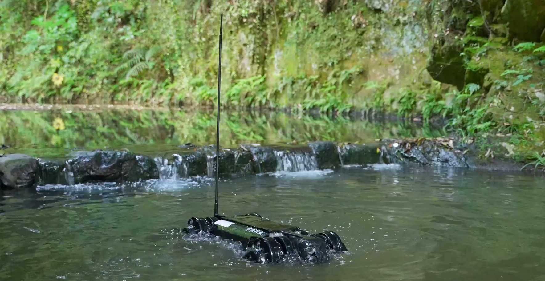 Китайский четвероногий робот Unitree Robotics B1 походил по дну бассейна и покатал человека