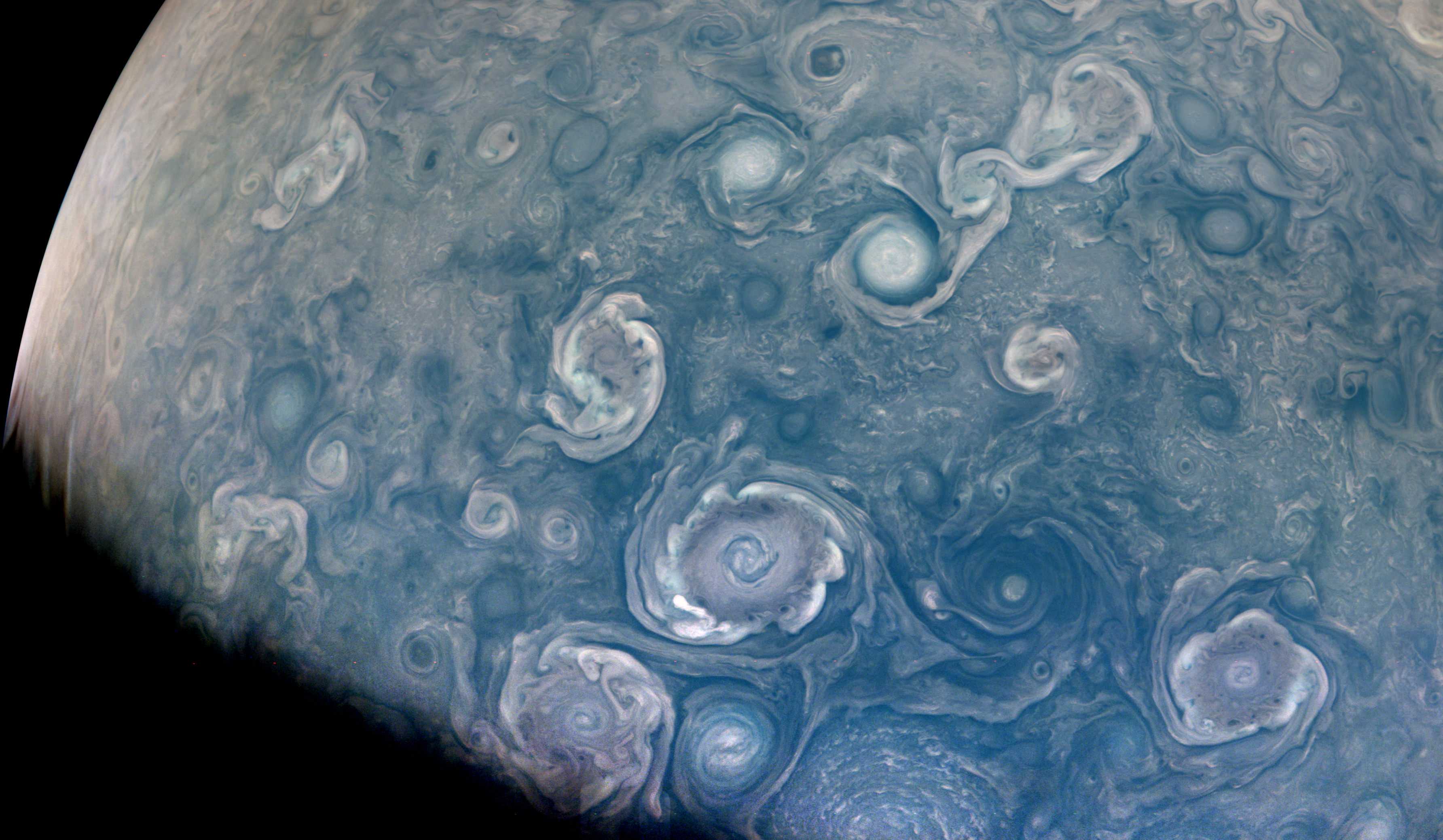 Штормовые бури на северном полюсе Юпитера в объективе «Юноны