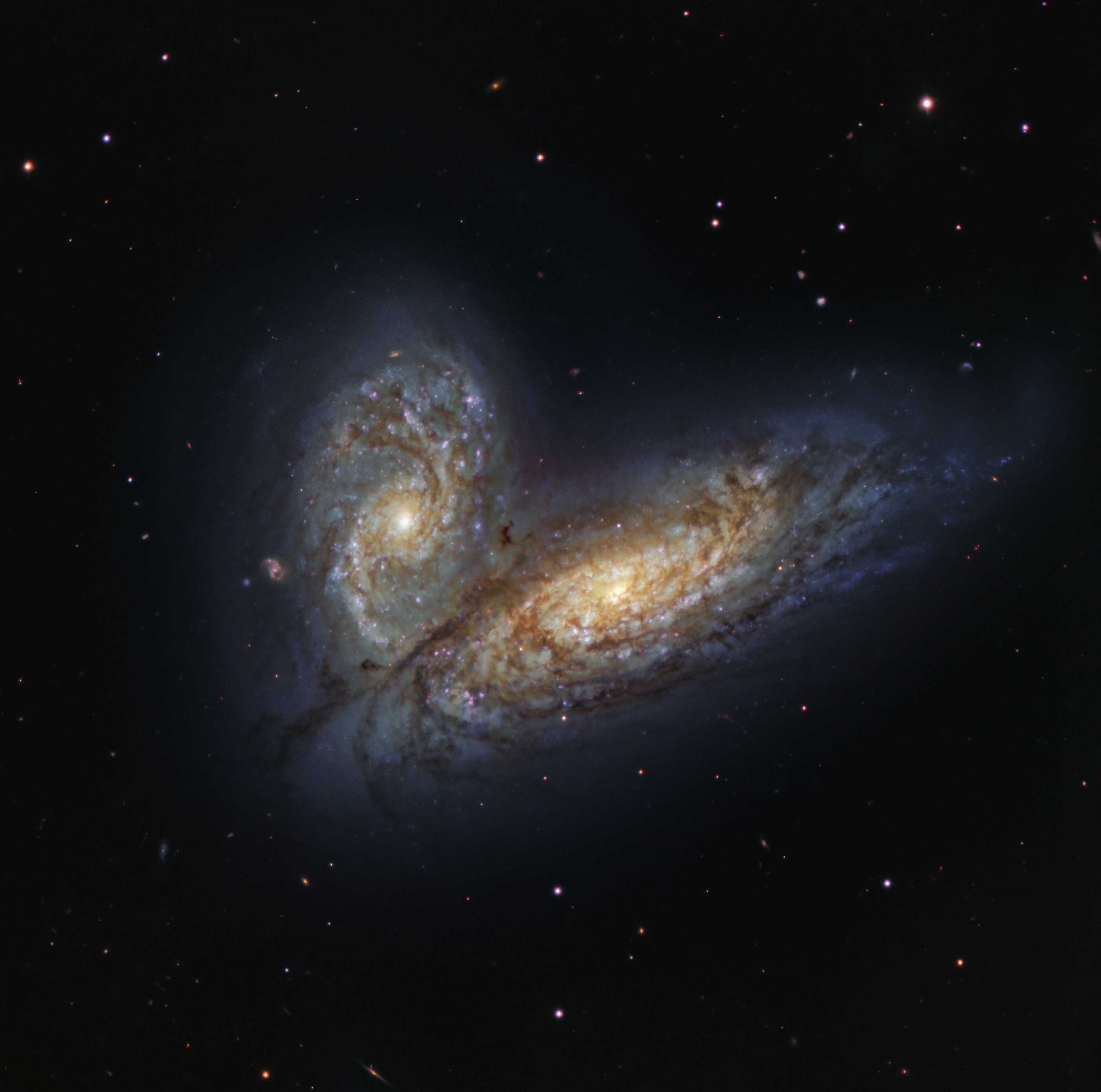 Телескоп Gemini North сделал захватывающее изображение столкновения галактик NGC4568 и NGC4567