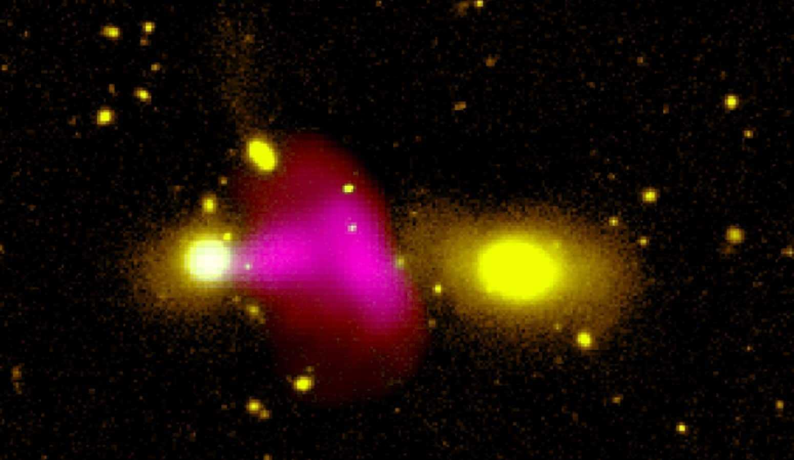 Обнаружена черная дыра, «атакующая» соседнюю галактику релятивистским джетом
