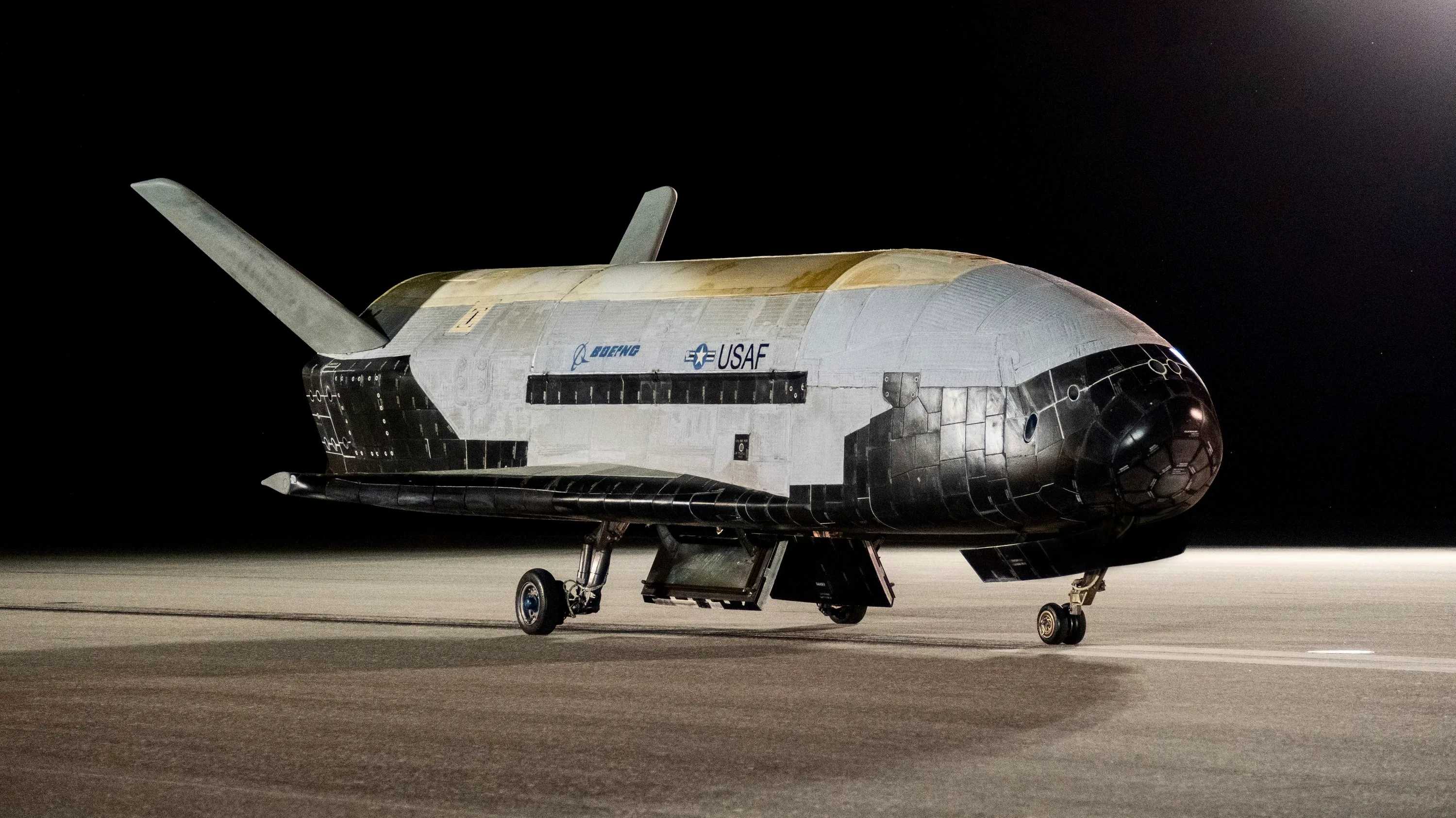 Американский космоплан X-37B вернулся на Землю после 908 дней полета