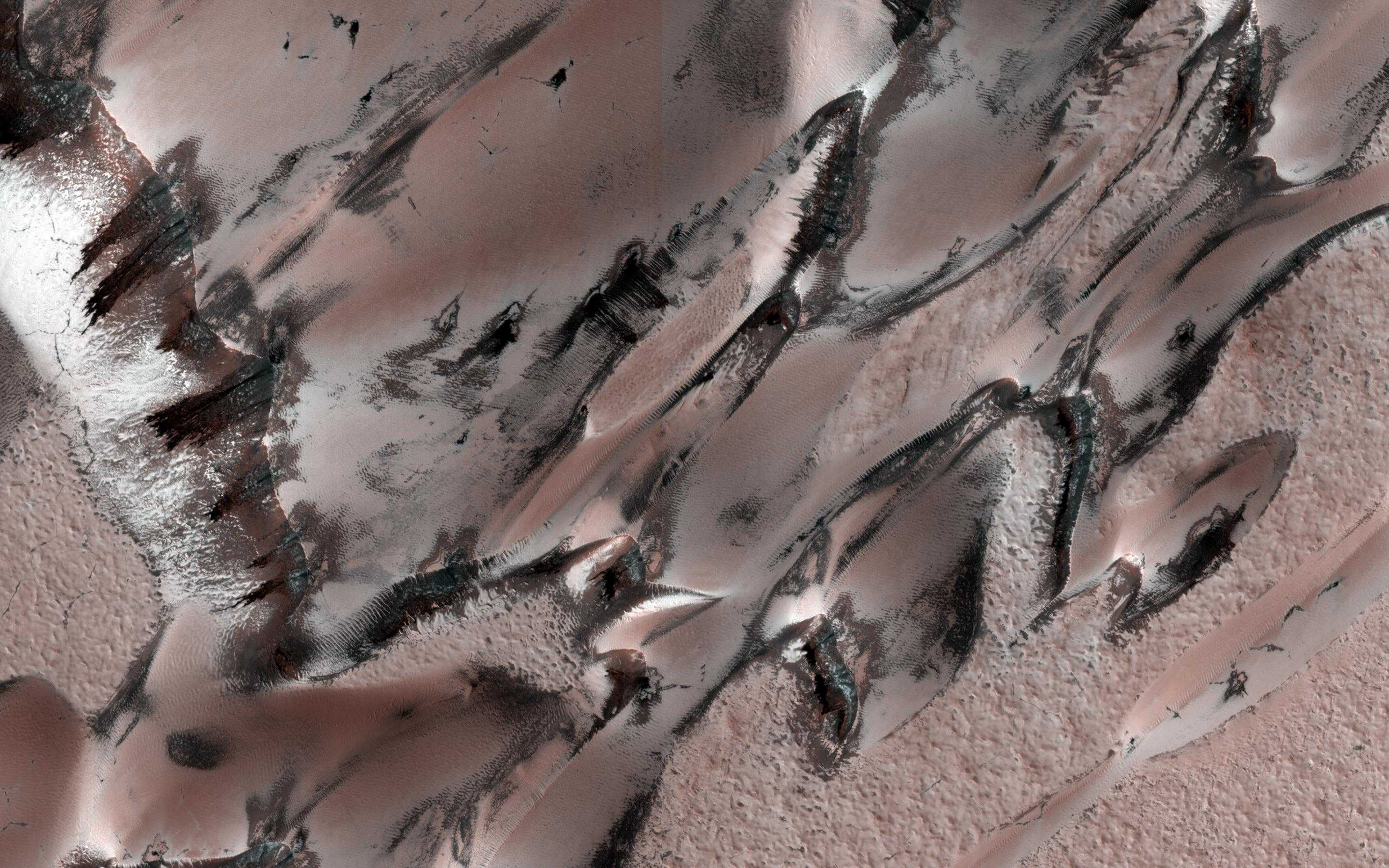 NASA показало зимние пейзажи Марса
