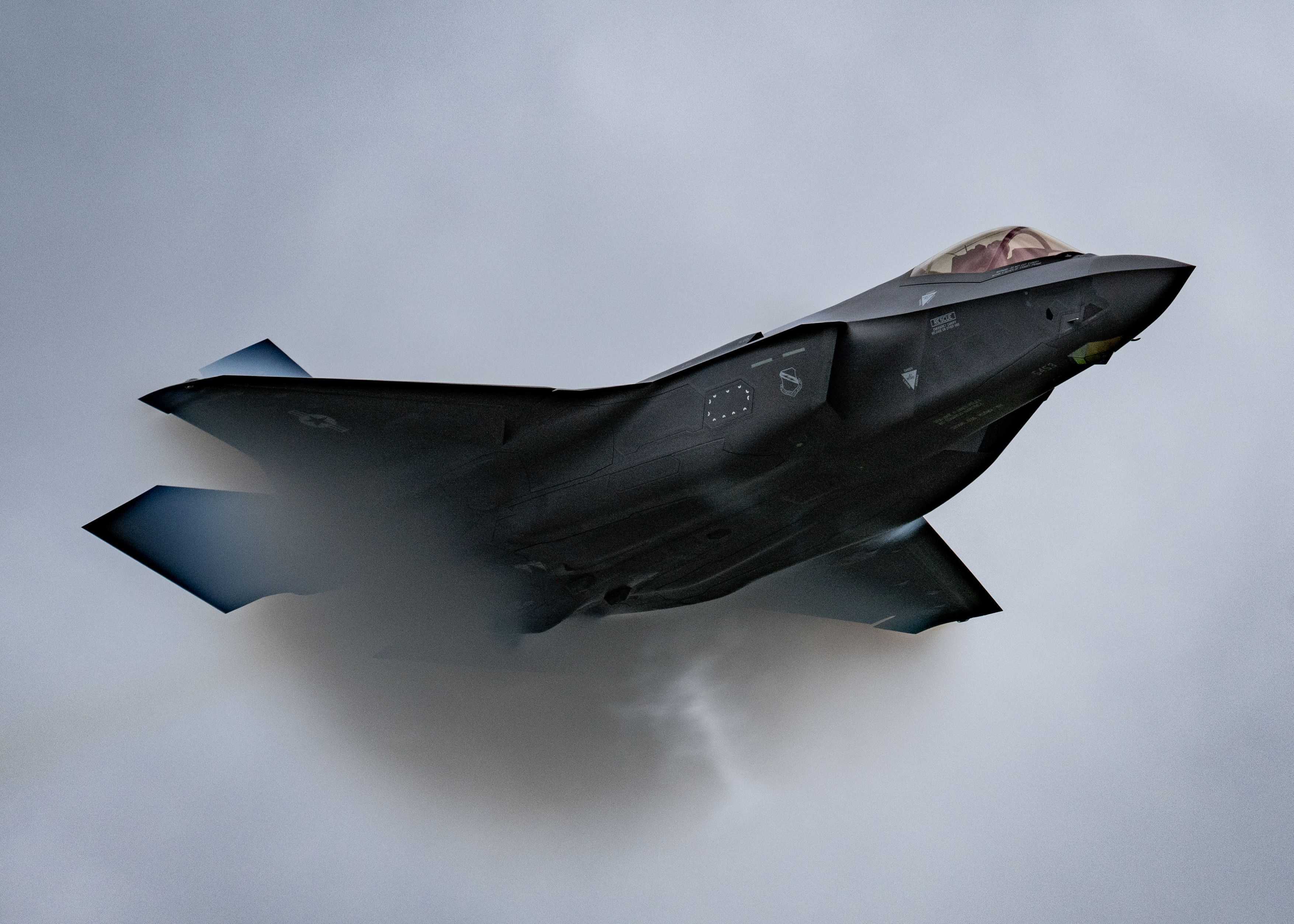 Модернизированный истребитель F-35 Lightning впервые поднялся в небо