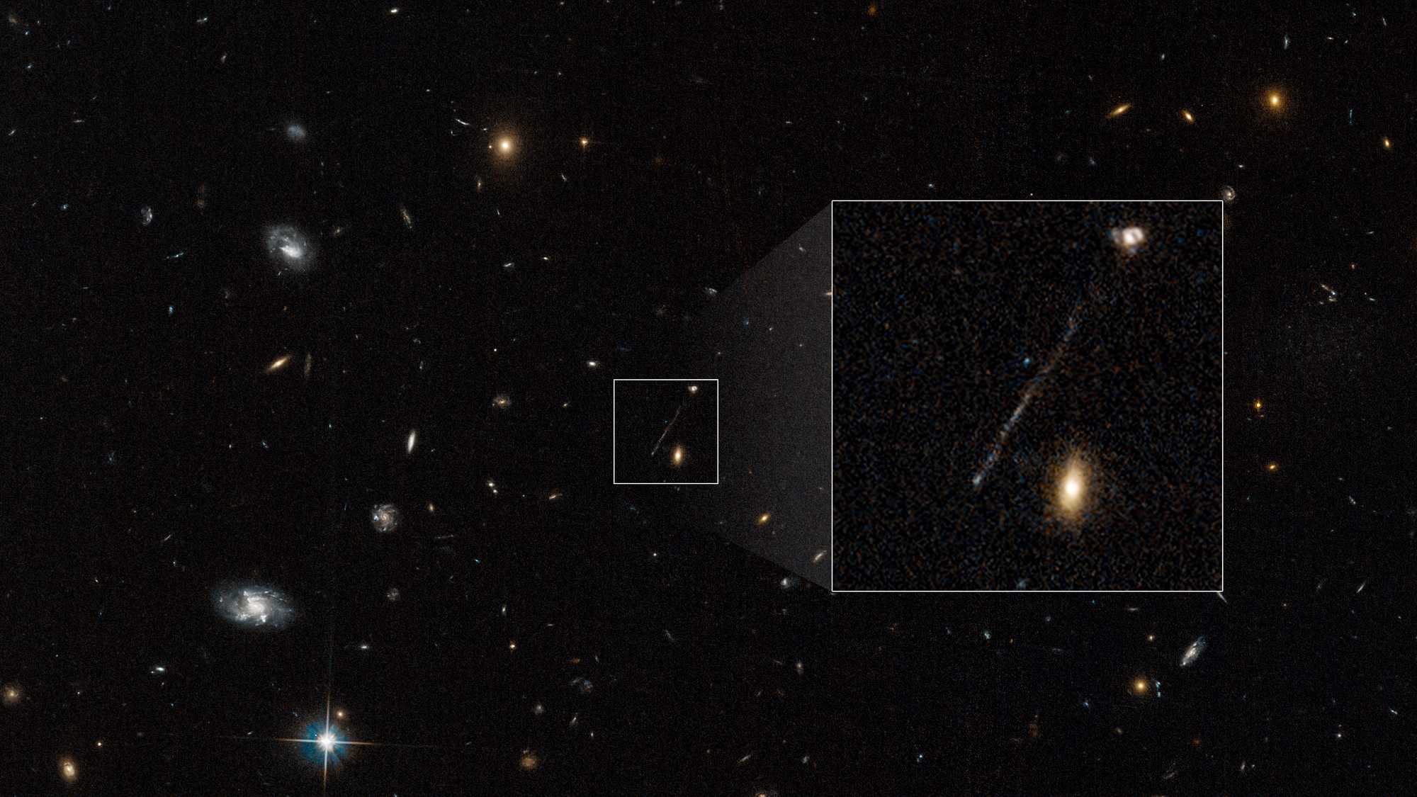 Телескоп Хаббл зафиксировал предполагаемую «сбежавшую» чёрную дыру, оставившую звёздный след