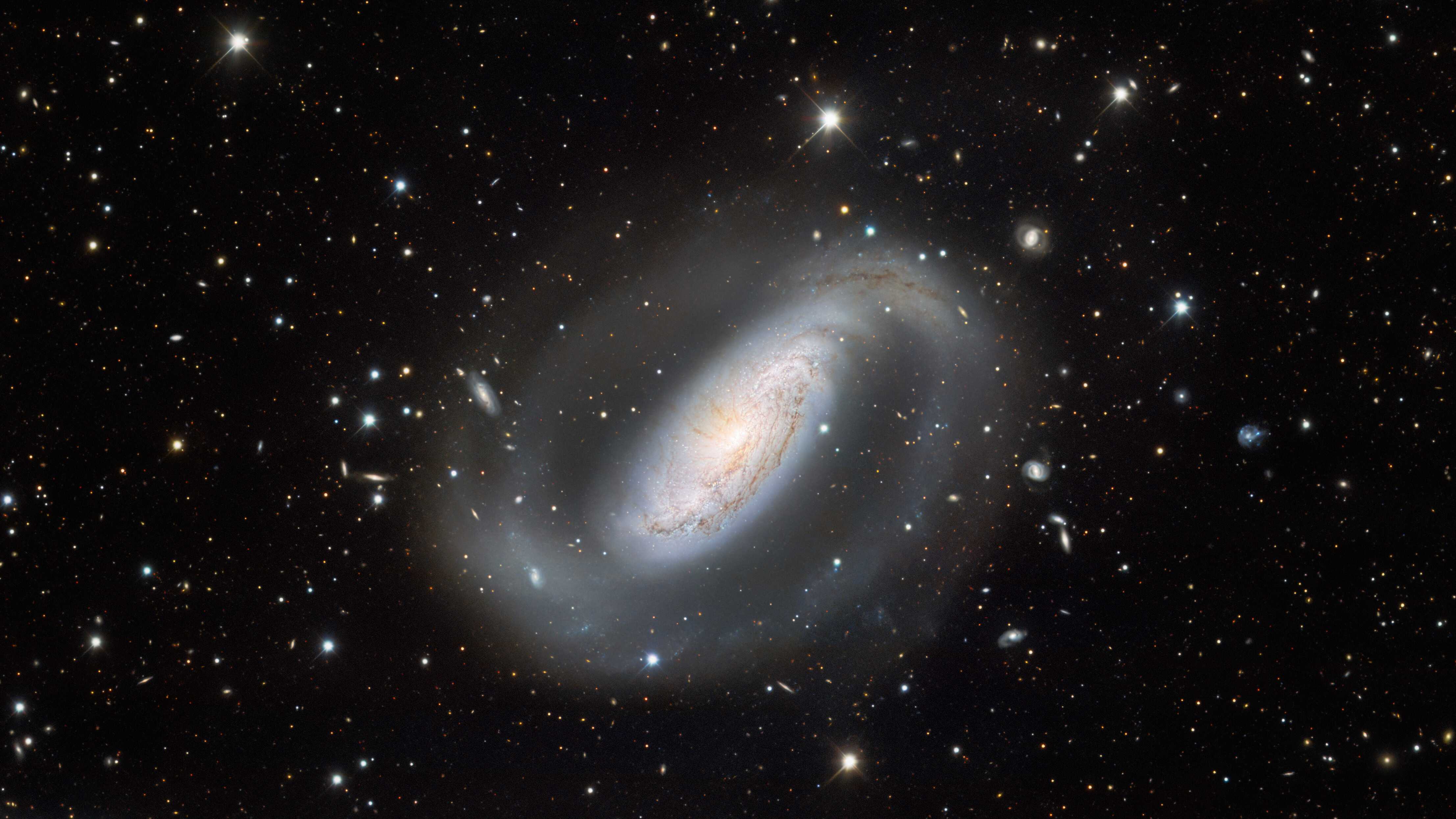 Телескоп Виктора Бланко запечатлел активную галактику NGC 1808