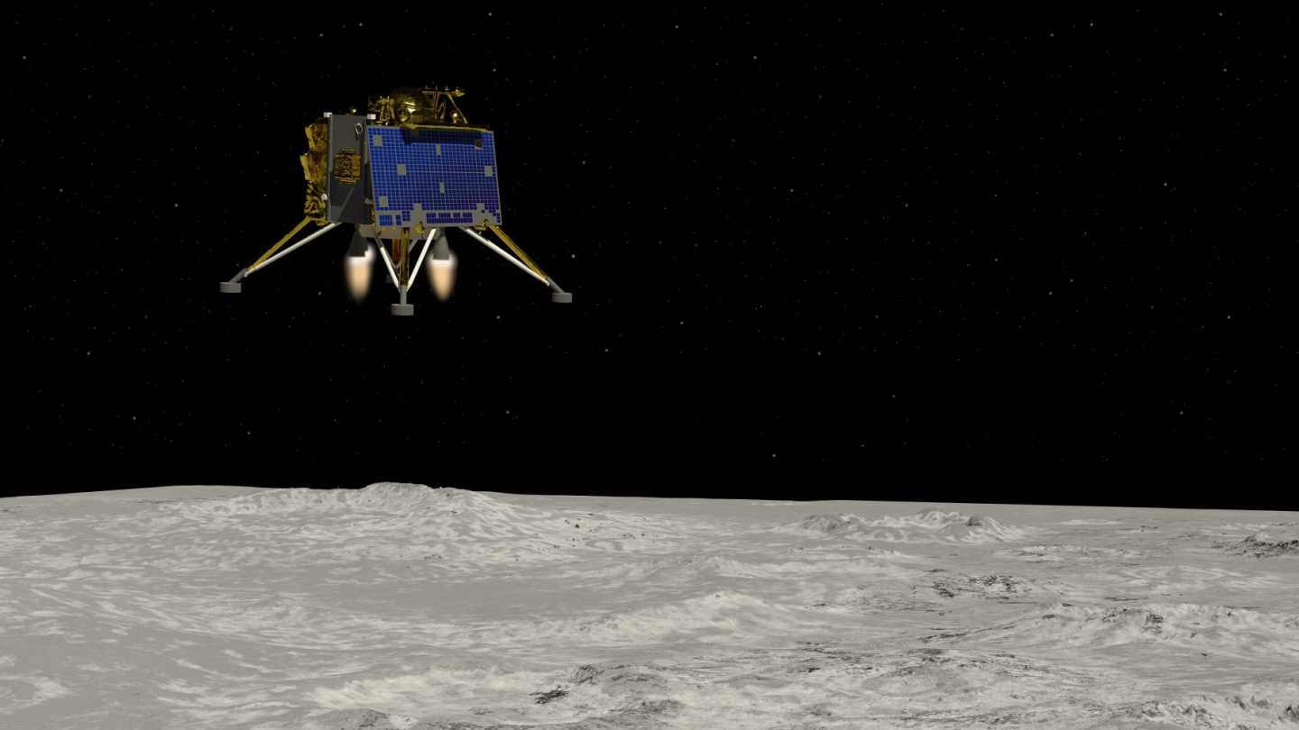 Станция «Чандраян-3» прислала первые снимки Луны