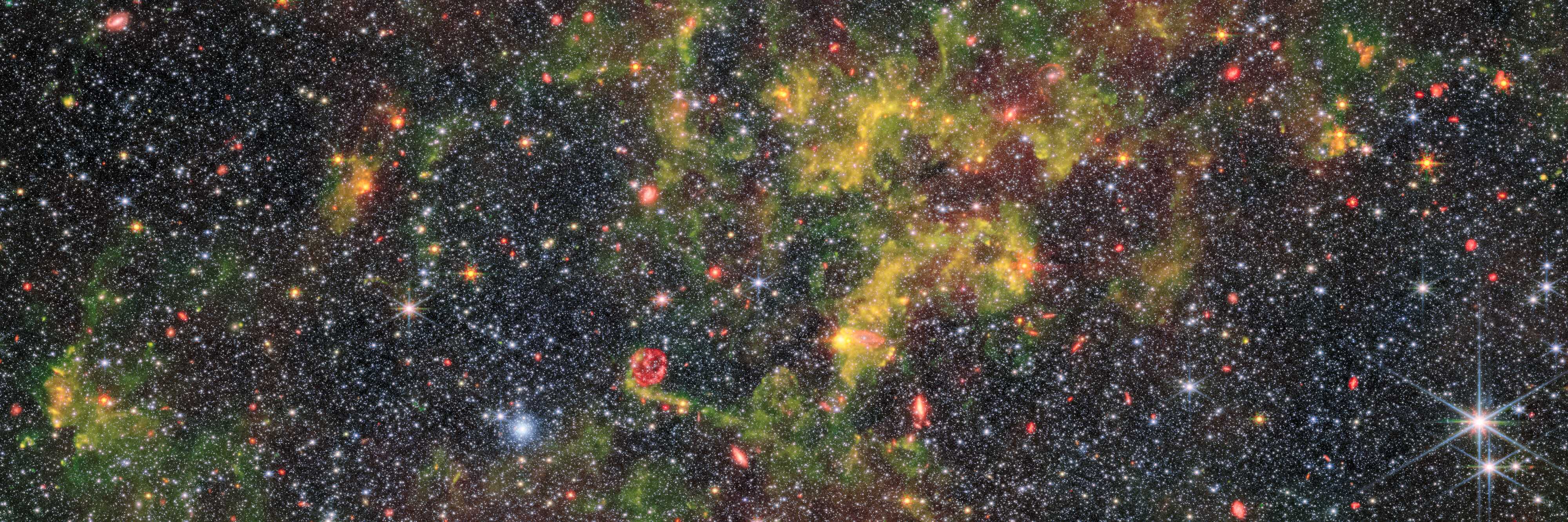 «Джеймс Уэбб» запечатлел облака пыли в галактике NGC 6822