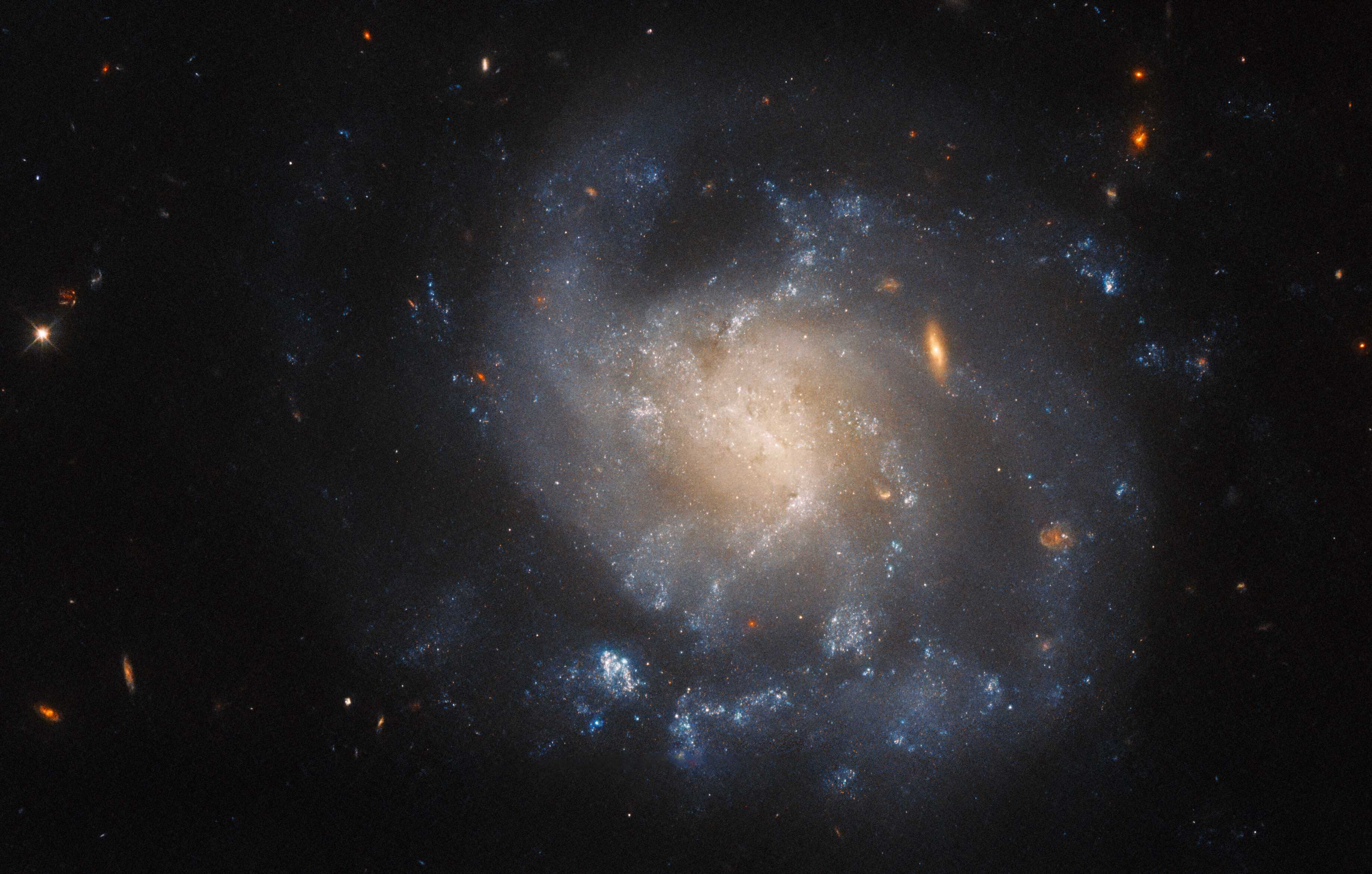 «Хаббл» рассмотрел остаток сверхновой в галактике IC 1776