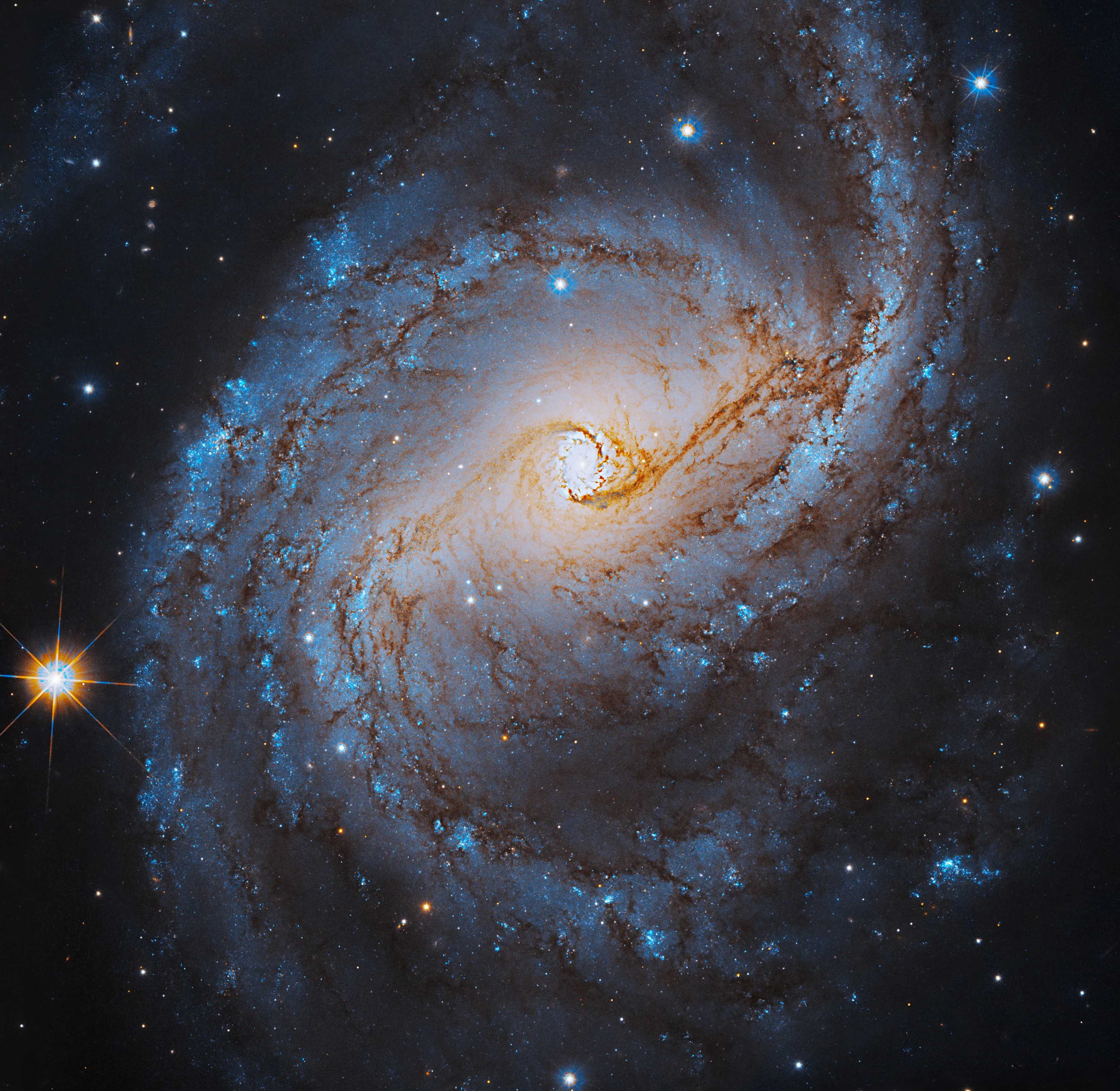 Волшебный водоворот: «Хаббл» запечатлел галактику NGC 6951
