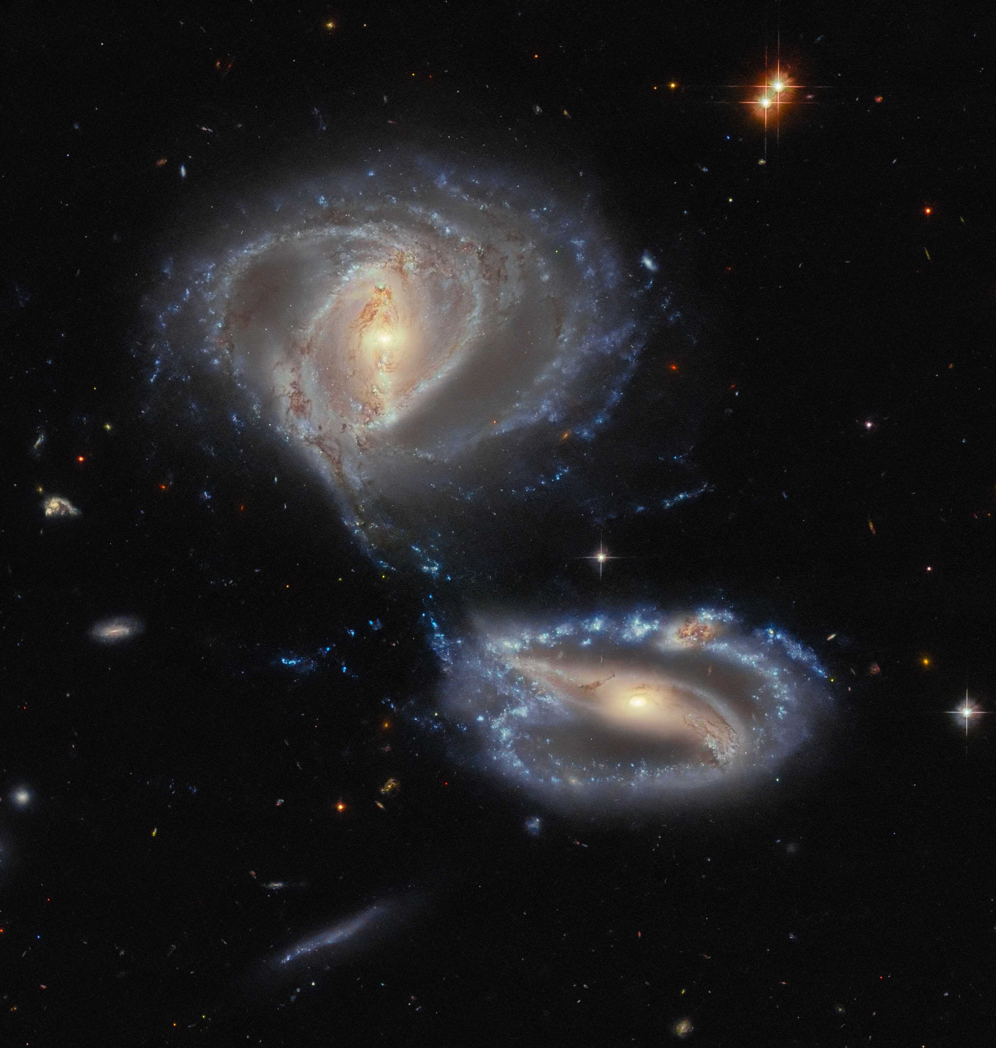 Телескоп «Хаббл» помог найти еще одного участника столкновения галактик