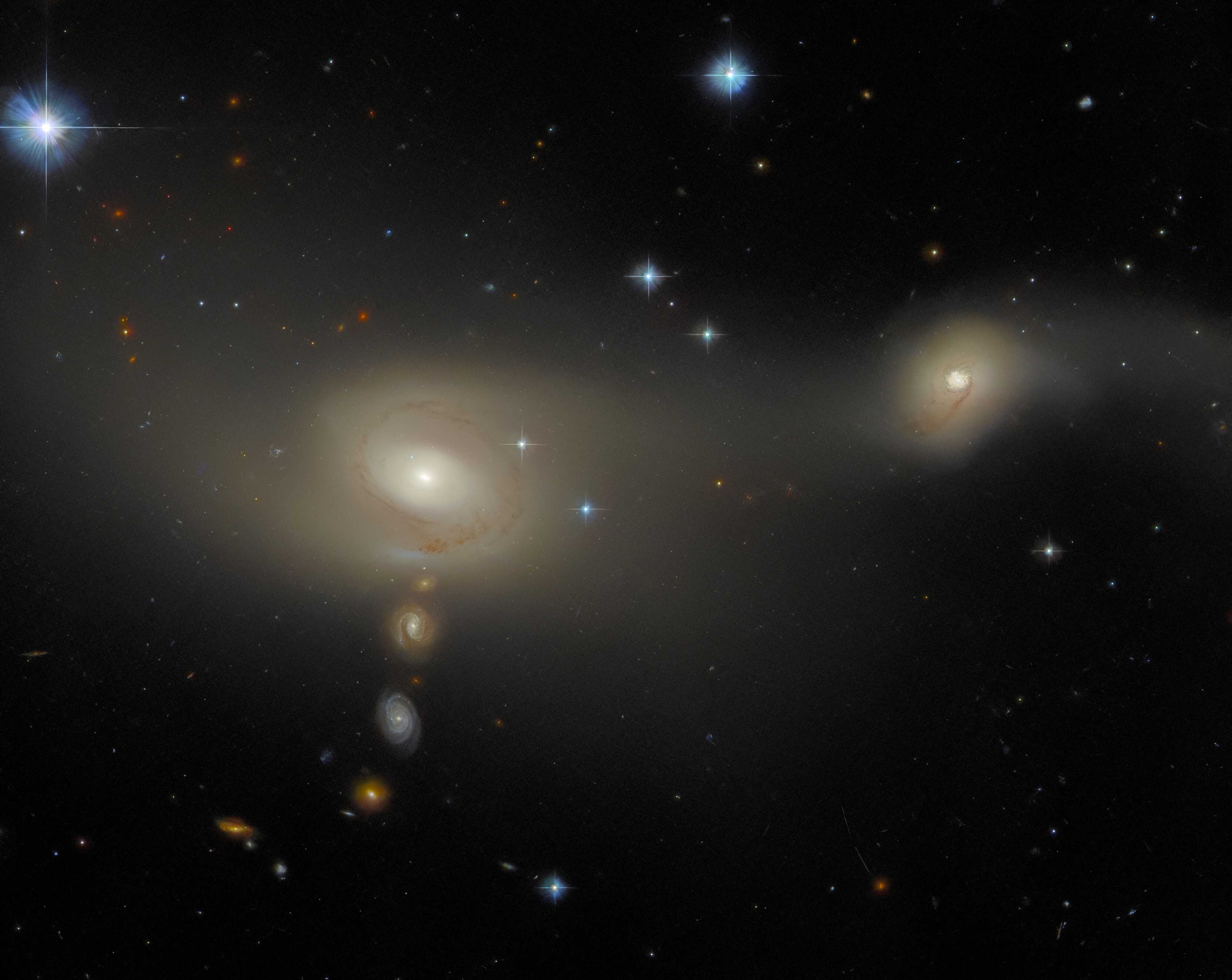 «Хаббл» запечатлел «очередь» из галактик