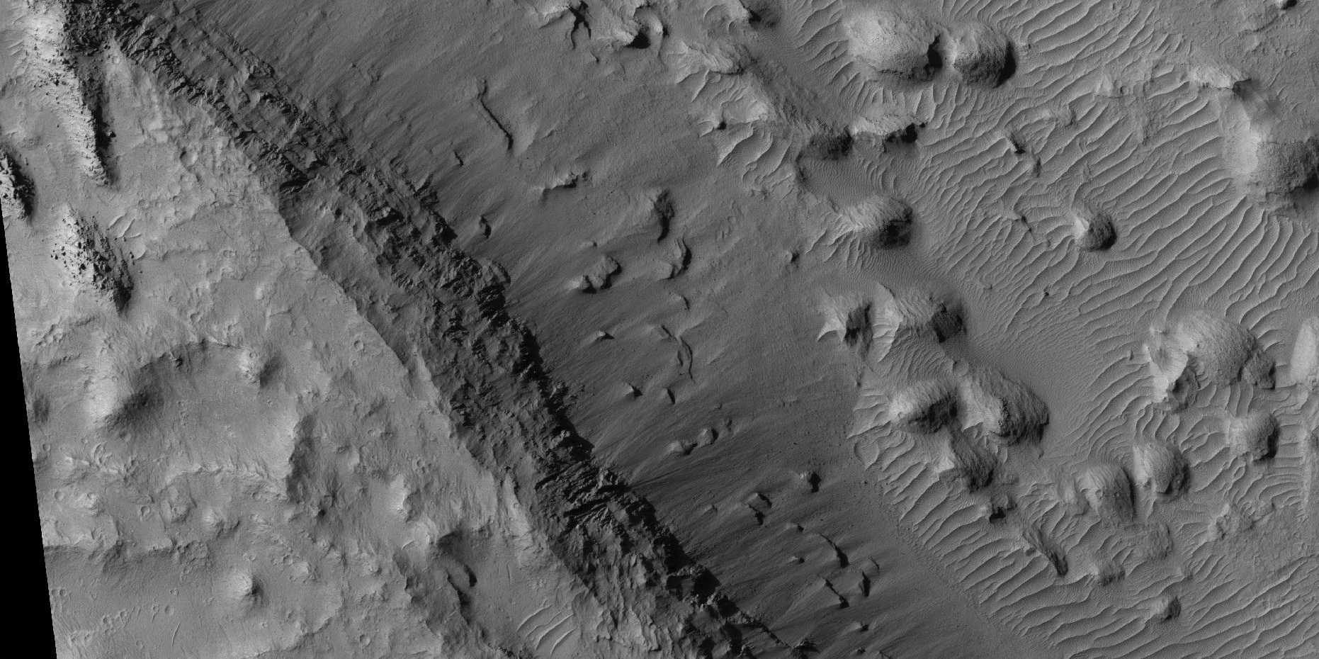 Странная формация на экваторе Марса оказалась гигантской глыбой льда