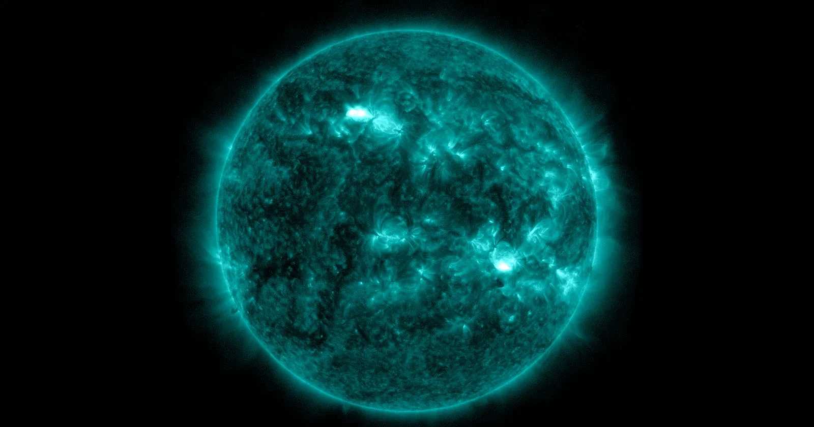 Обсерватория солнечной динамики зафиксировала чрезвычайно редкое событие – симпатическую вспышку на Солнце