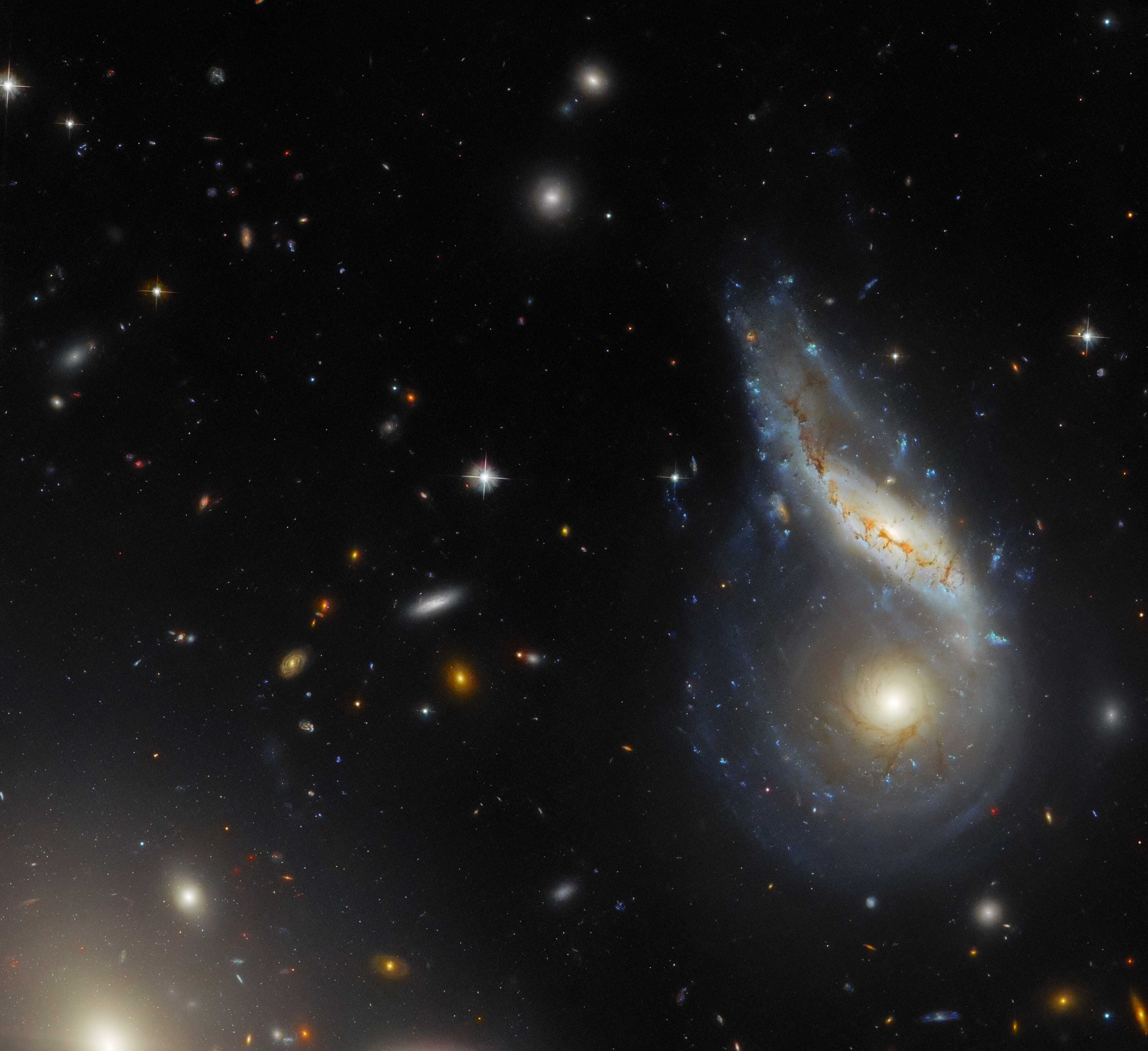 «Хаббл» получил изображение двух сливающихся спиральных галактик