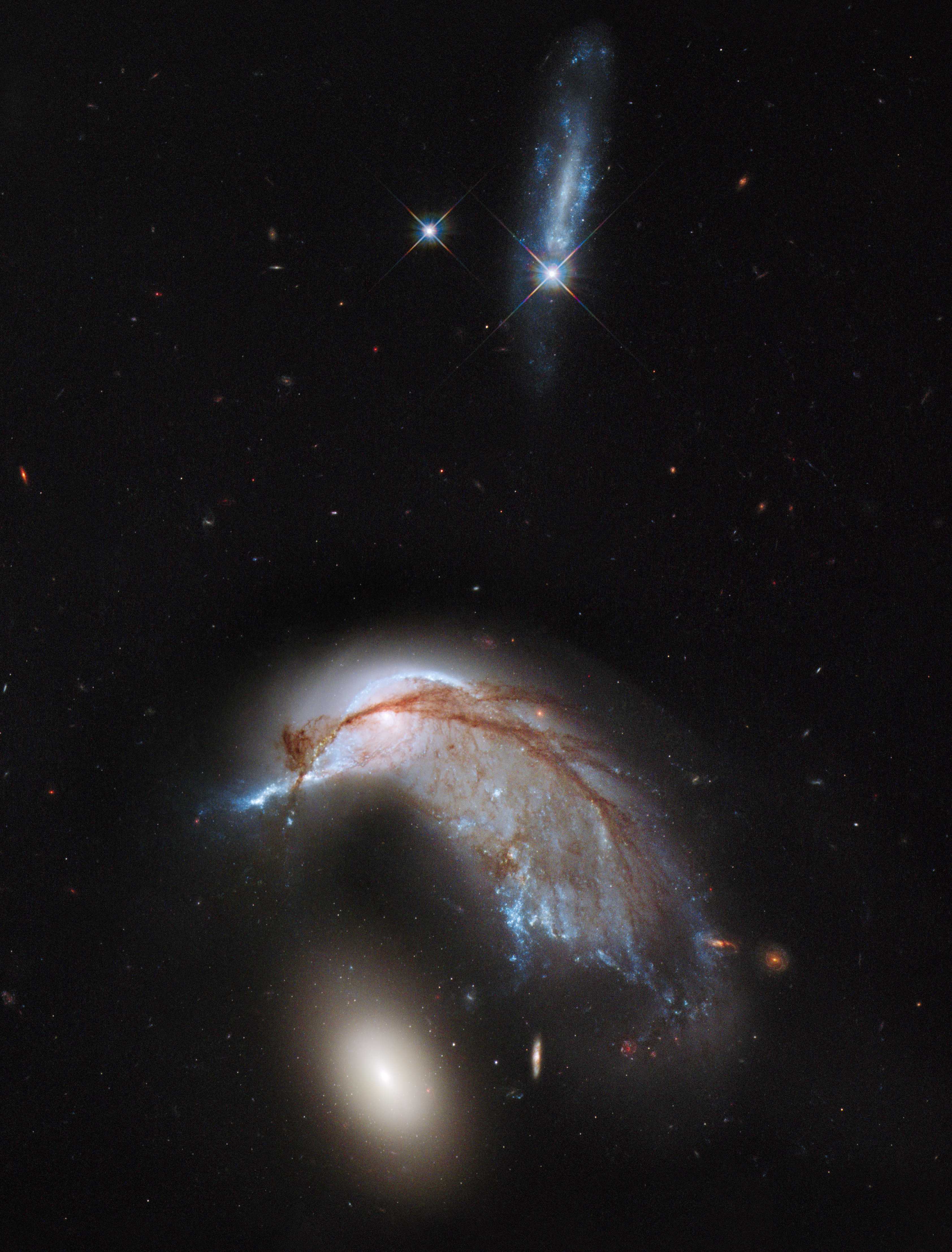 «Хаббл» запечатлел взаимодействующие галактики, похожие на пингвина и его яйцо
