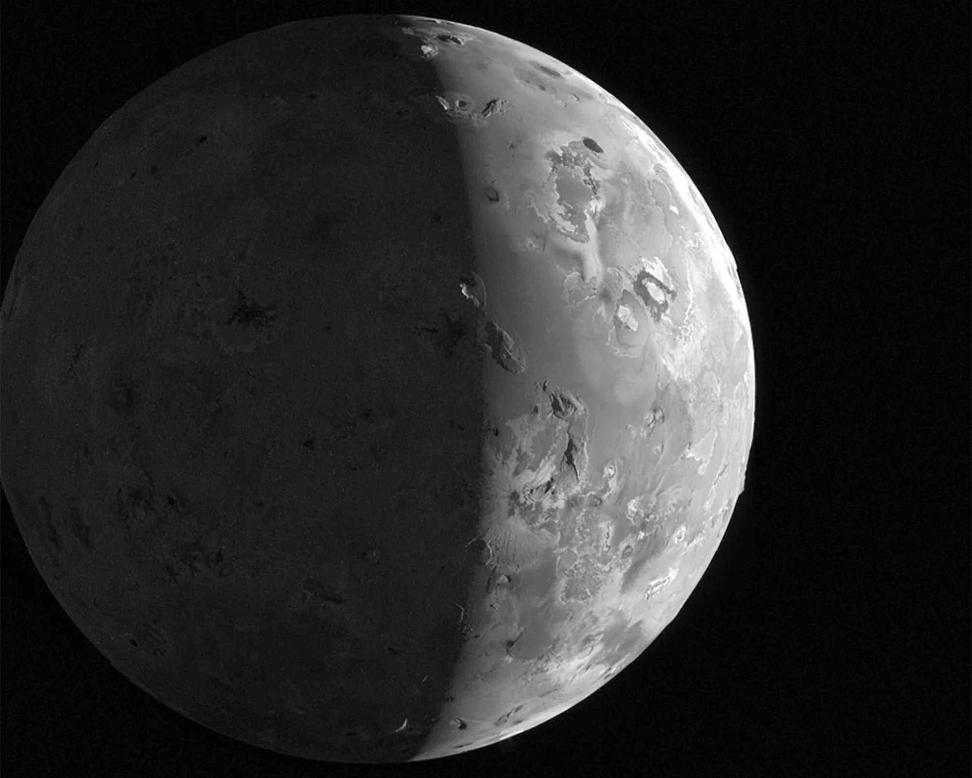 Зонд Juno получил новое изображение спутника Юпитера — Ио