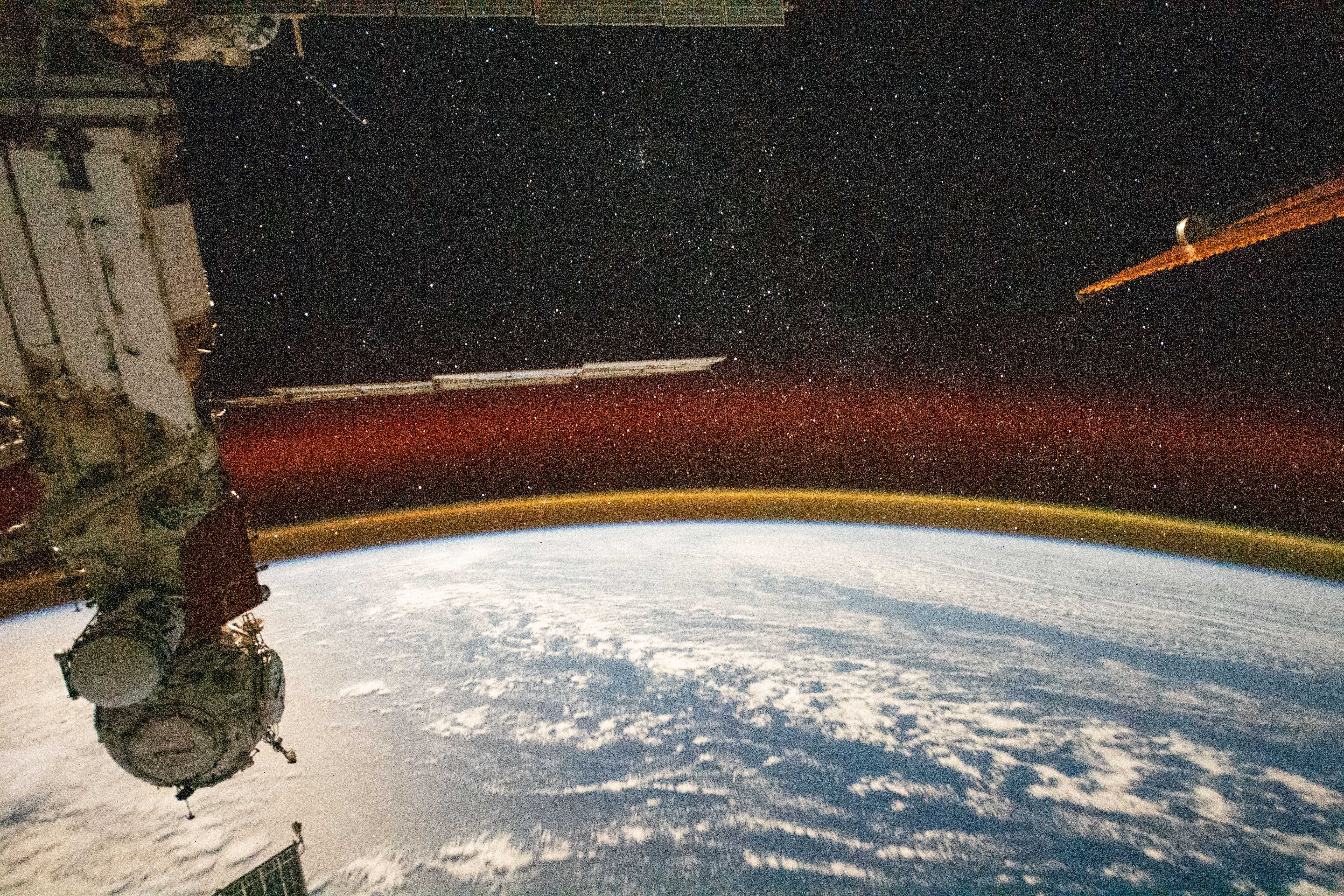 Космонавты запечатлели золотое сияние атмосферы Земли