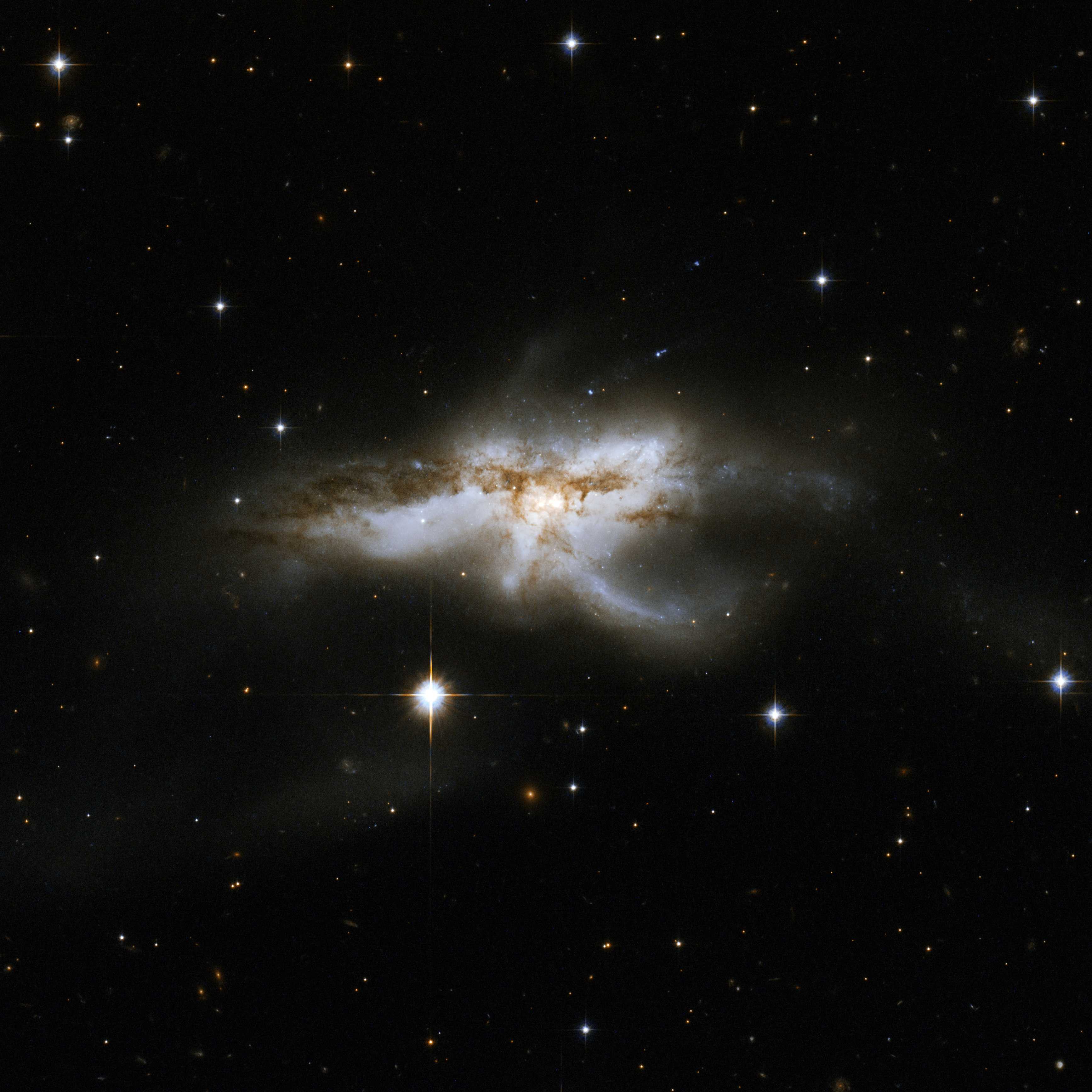 Галактика NGC 6240 («Морская Звезда») «Впервые сфотографированная» черная дыра может оказаться двойной