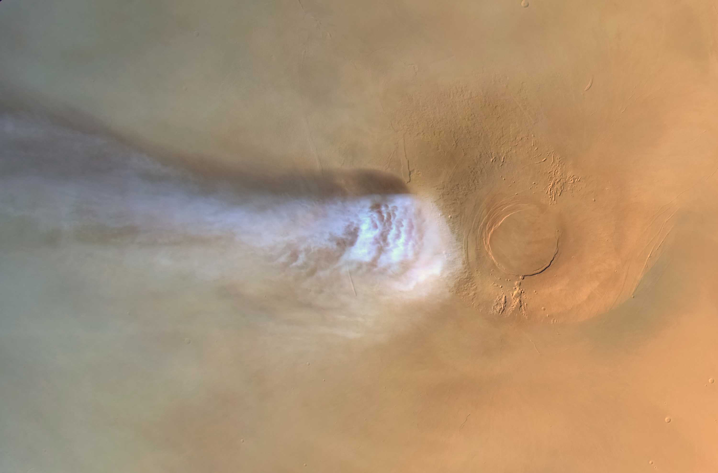Вытянутое облако, снятое космическим аппаратом Mars Express Европейского космического агентства 24 июня 2024 года Огромное облако на Марсе указало на возможность образования льда прямо из водяного пара