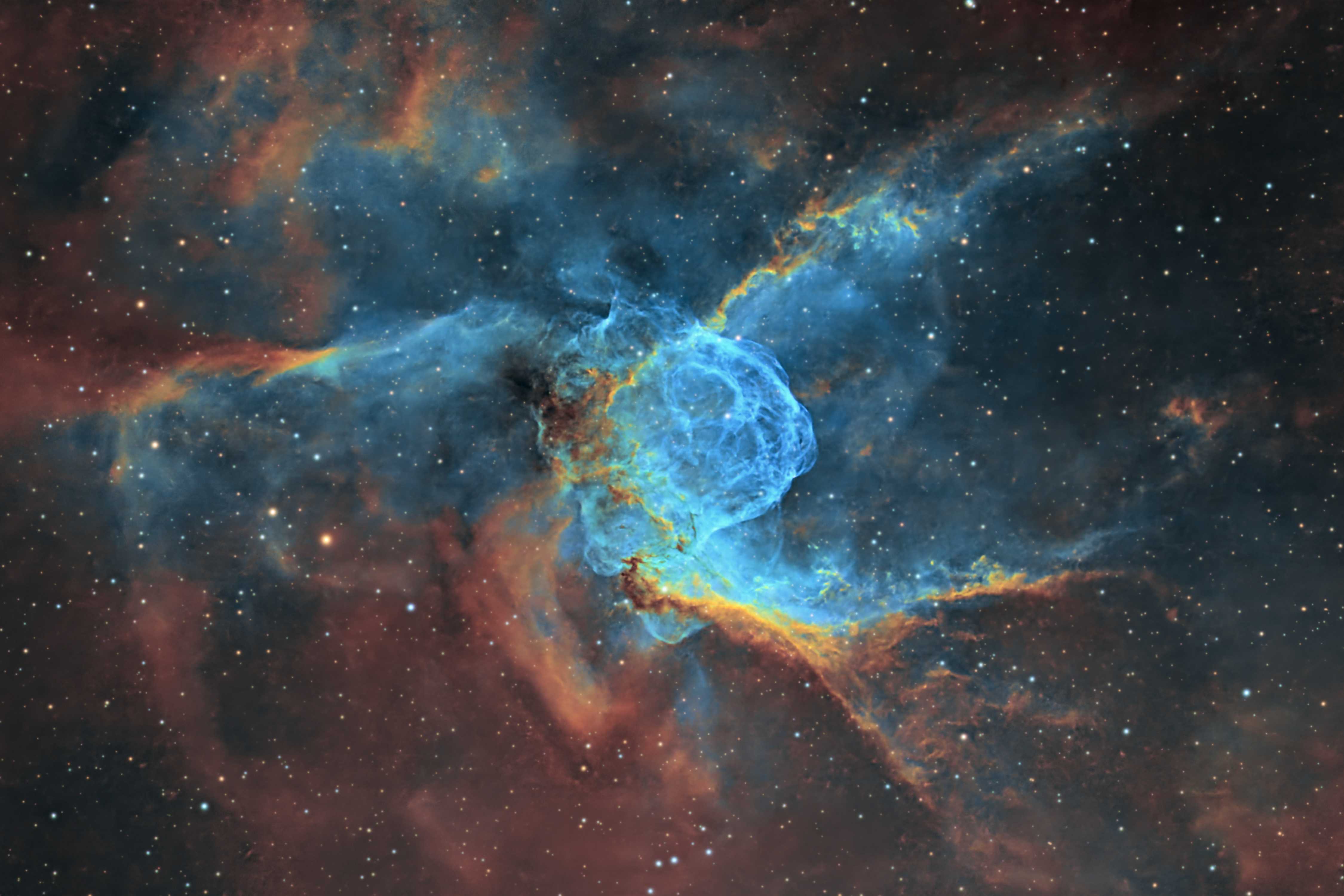 Эмиссионная туманность NGC 2359, которая также известна как шлем Тора Астрофотограф запечатлел «шлем Тора», сияющий на расстоянии 15 тысячах световых лет от Земли