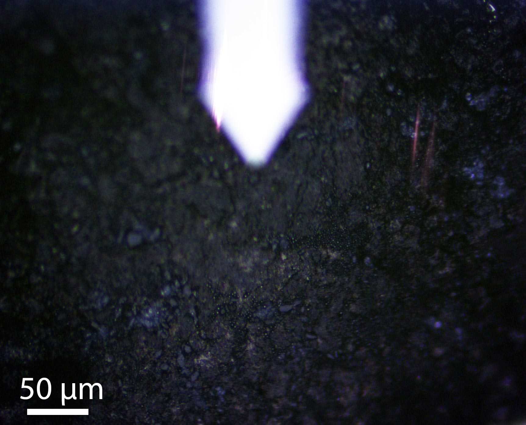 Образец астероида Бенну под оптическим микроскопом в рамках наноразмерного анализа На Бенну нашли «наноархипелаги» органики и минералов