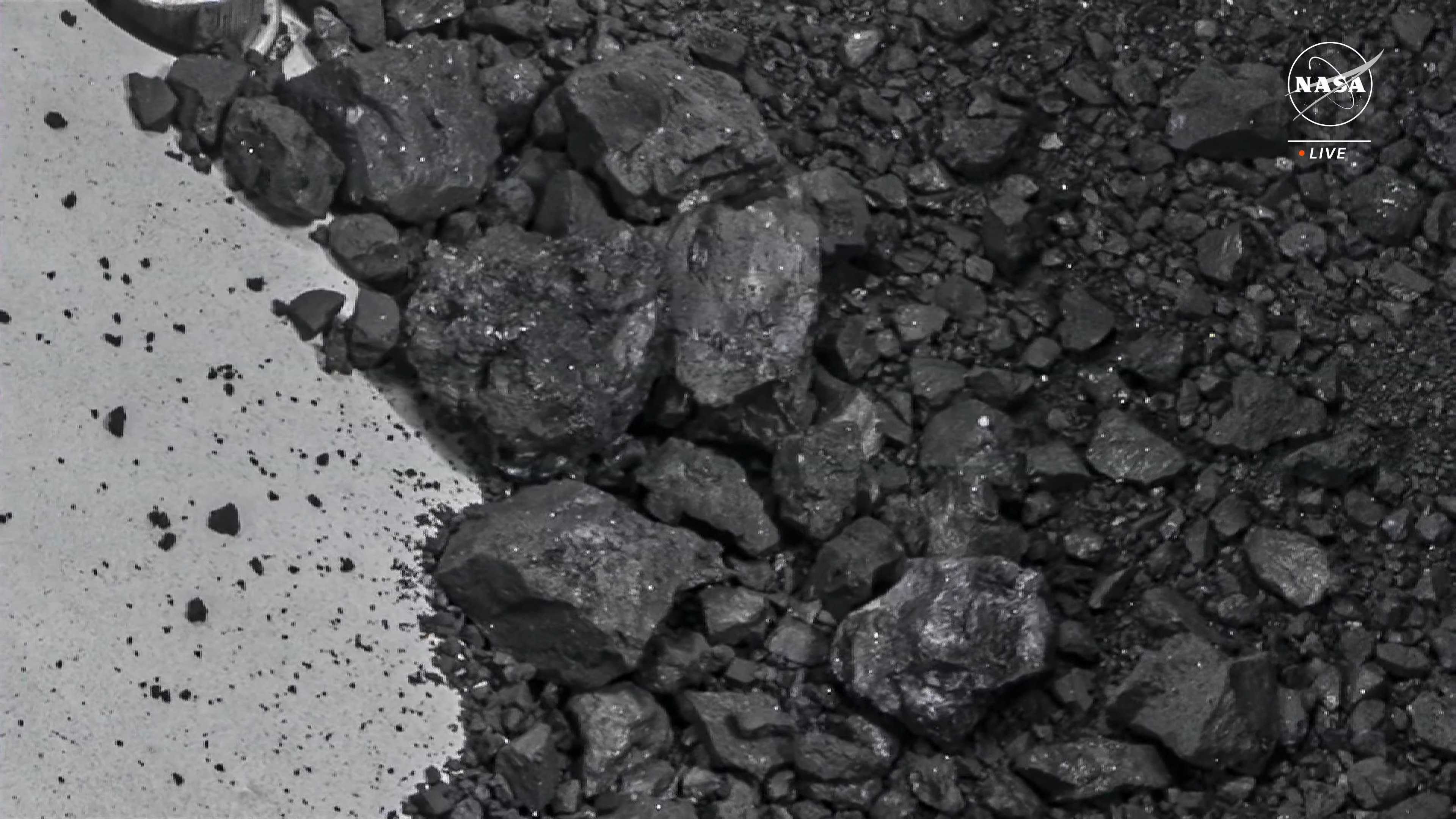 На Бенну нашли «наноархипелаги» органики и минералов На Бенну нашли «наноархипелаги» органики и минералов