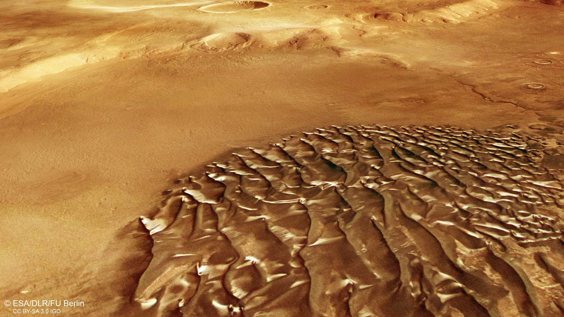 Mars Express запечатлел необычные волнообразные образования на поверхности Марса Mars Express запечатлел необычные волнообразные образования на поверхности Марса