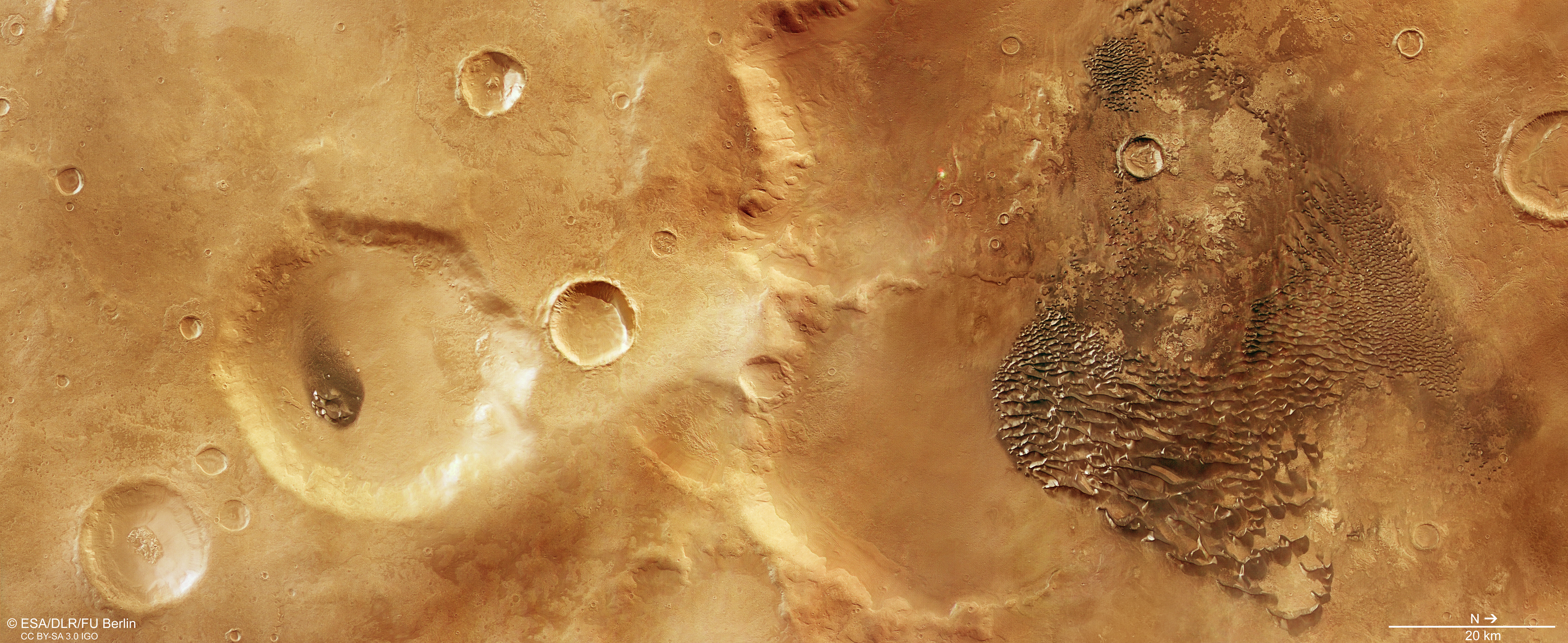 Mars Express запечатлел необычные волнообразные образования на поверхности Марса Mars Express запечатлел необычные волнообразные образования на поверхности Марса