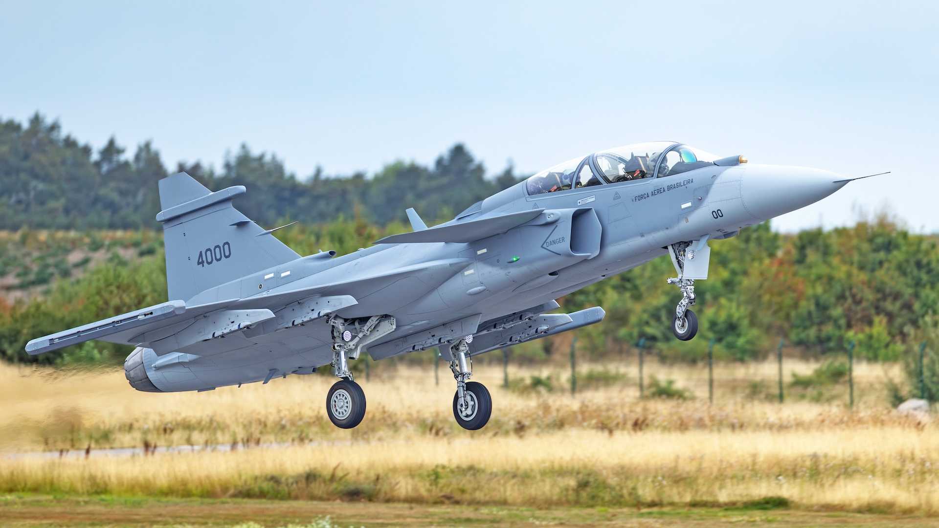 Двухместный Saab Gripen F впервые поднялся в воздух Двухместный Saab Gripen F впервые поднялся в воздух